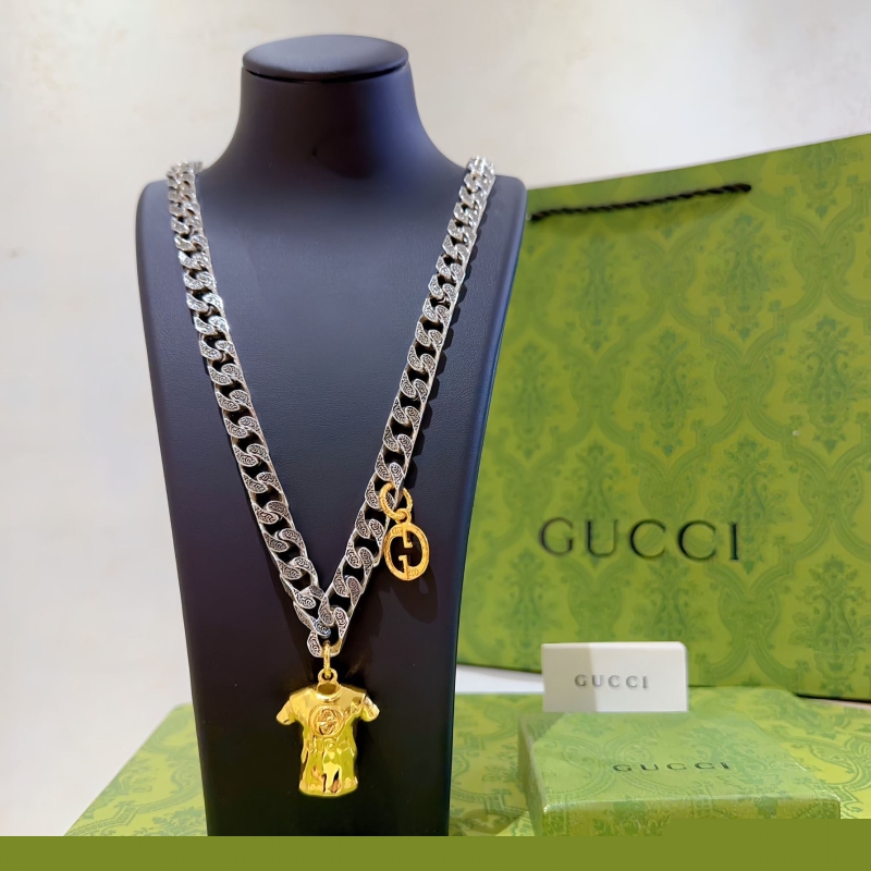 G*u*i necklaces
